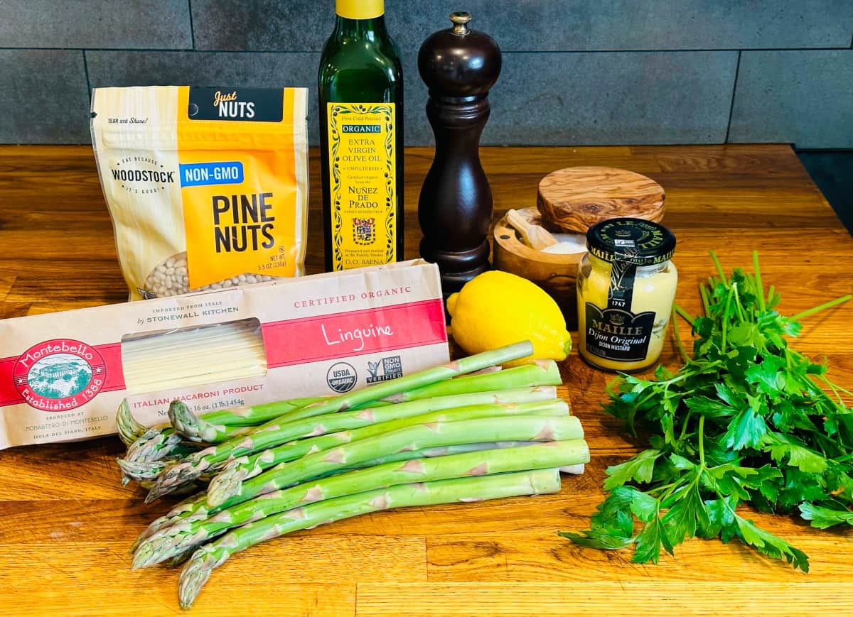 Ingredients for lemon pasta with asparagus.