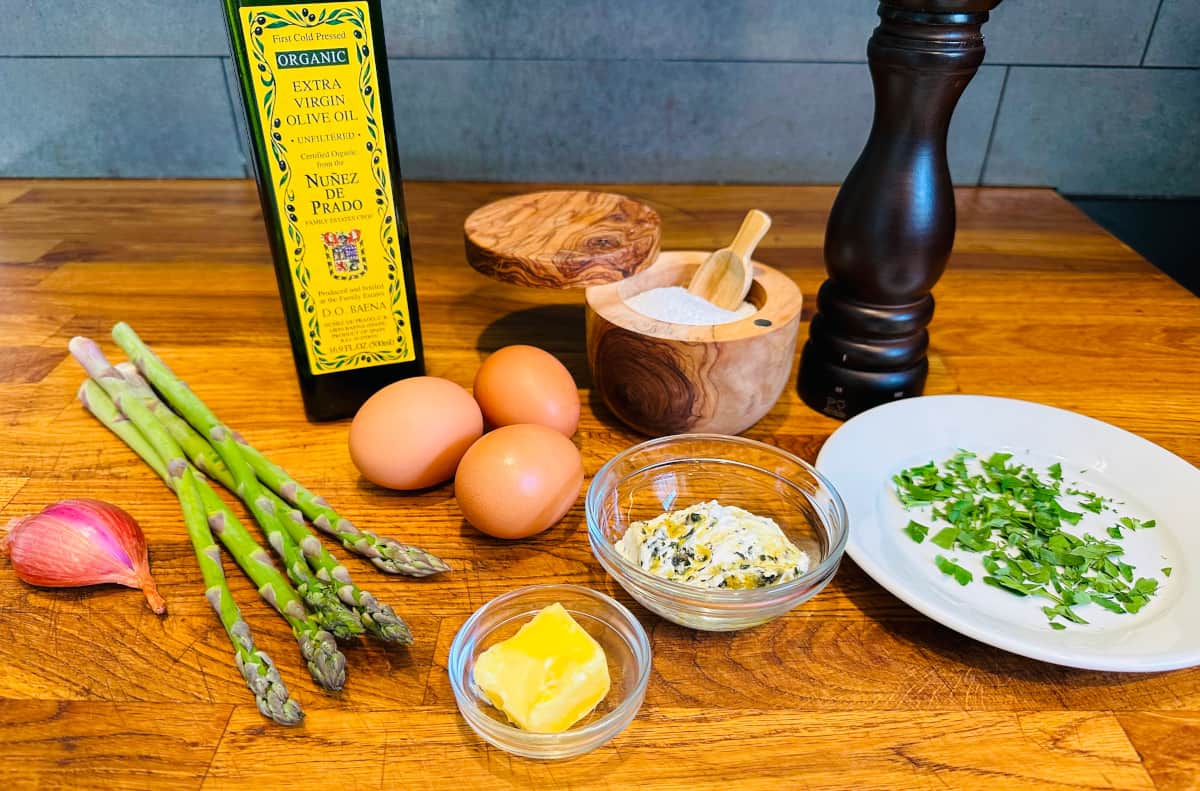 Ingredients for asparagus omelette.